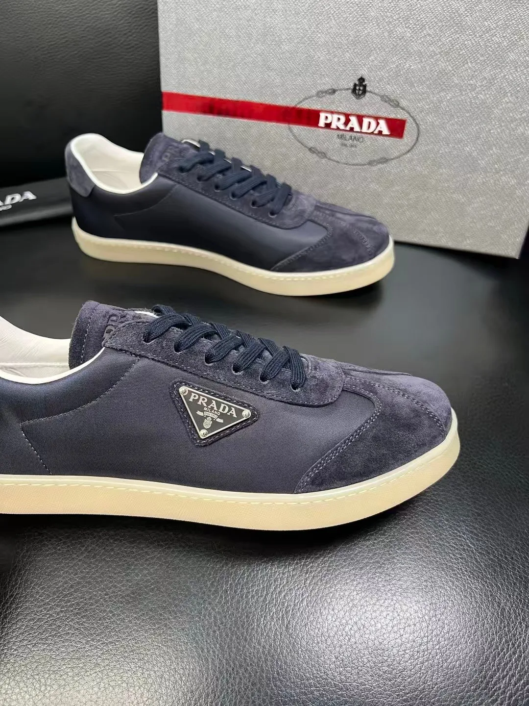 P380 38-45 Prada Prada’s new men’s leather sneakers, the highest version on the market, any comparison is welcome🆚! The original leather has excellent texture and is super high-end! Fetal sheep net lining imported from Italy, removable pad! Luxurious materials and fine workmanship, highly recommended! No. 058